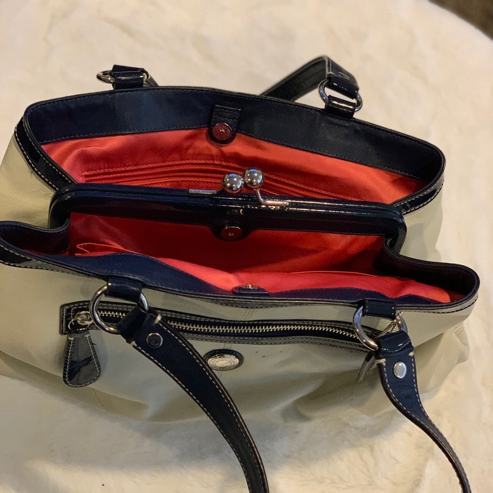 Authentic Coach Handbag w/pocketbook closure
